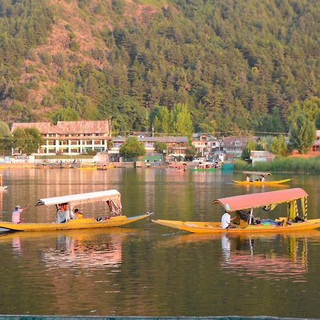 Отель New Alexandra Houseboats Сринагар Экстерьер фото